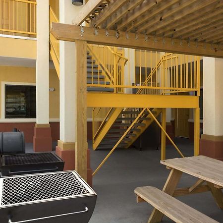 Days Inn Pearsall Extérieur photo