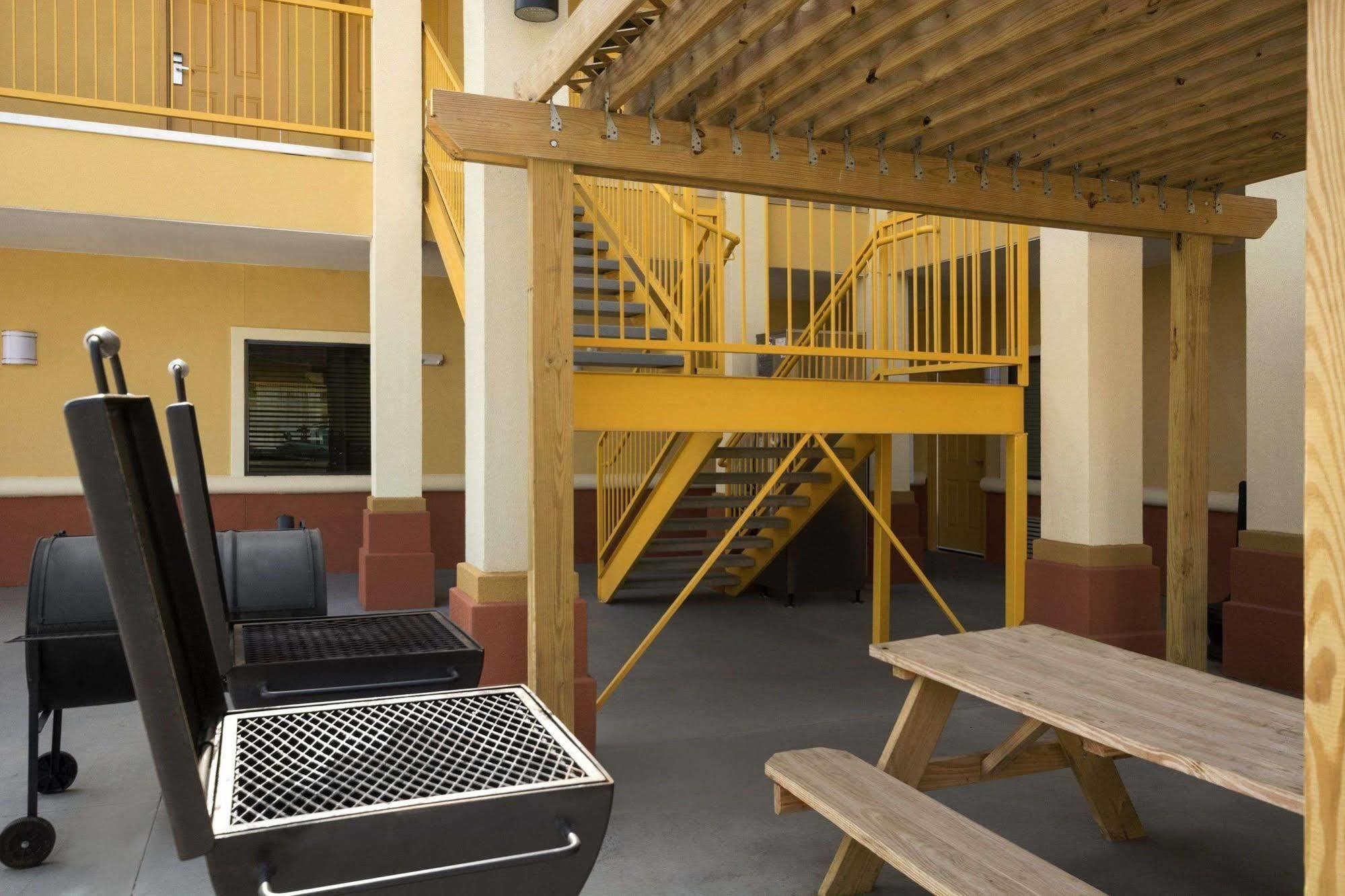 Days Inn Pearsall Extérieur photo